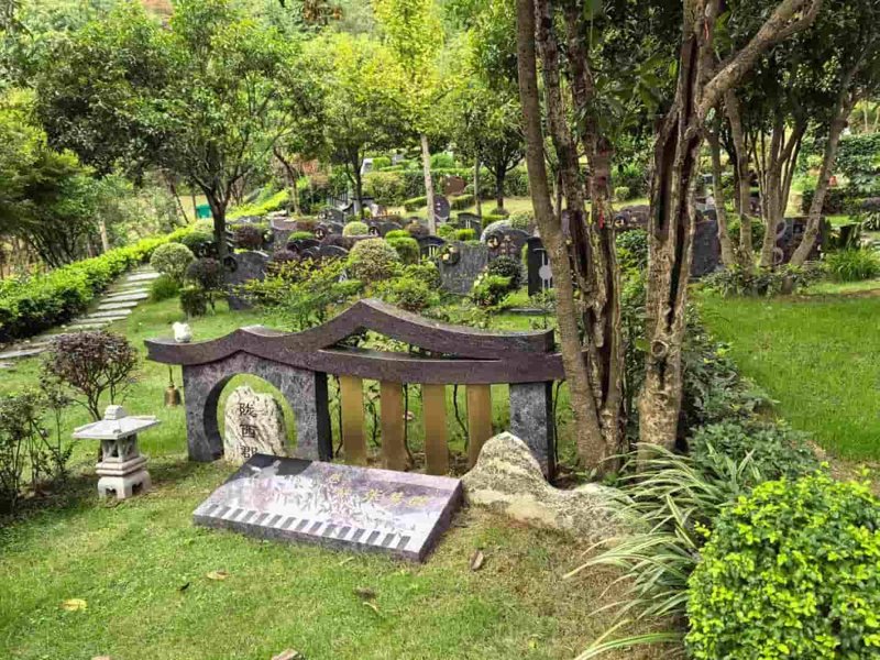 近年来,随着人们对于身后之事的重视程度不断提高,“成都墓地价格”这一话题也逐渐引起了广泛关注。本文将从行业分析的角度出发,通过数据和趋势来探讨成都墓地市场的现状。